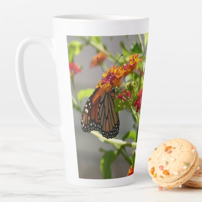 Tasse Latte Papillon monarque sur le papillon rouge Bush (En situation)