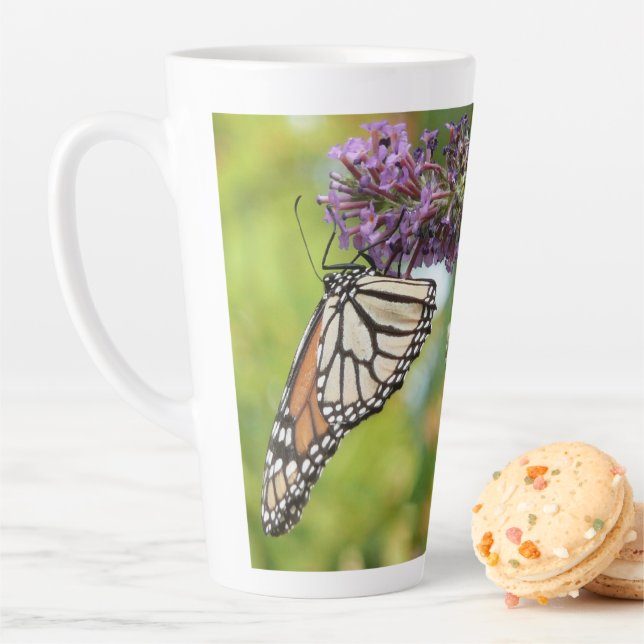 Tasse Latte Papillon Monarque sur papillon pourpre Bush (En situation)