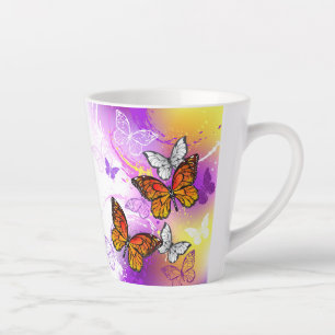 Tasse Latte Papillons Monarque sur Arrière - plan pourpre