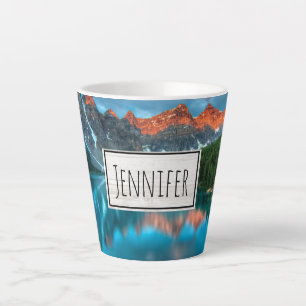 Tasse Latte Paysage de montagne et de lac pittoresque