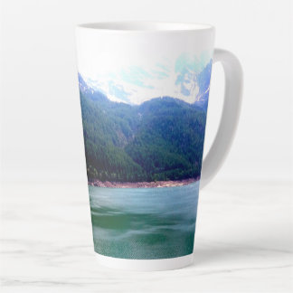 Tasse Latte Paysage naturel Lac vert, montagne et arbres
