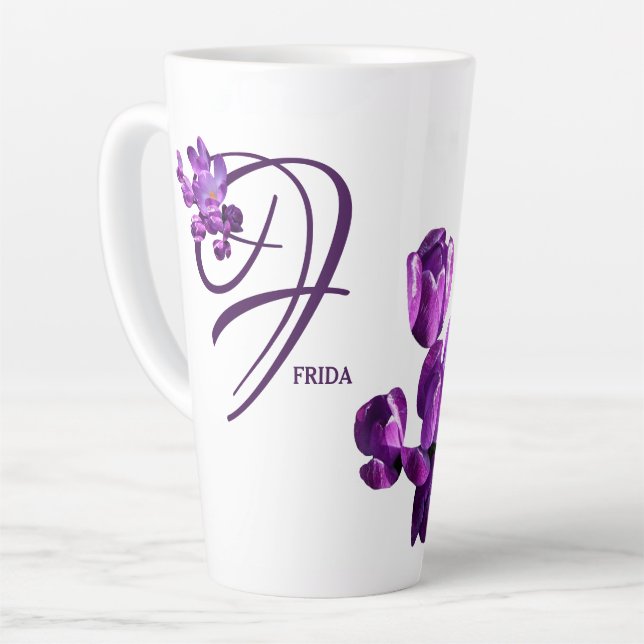 Tasse Latte Personnalisable Frida nom pourpre floral tendance  (Angle gauche)