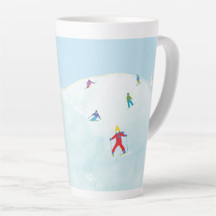 Tasse Latte Petits Skieurs Sur Snowy Hill