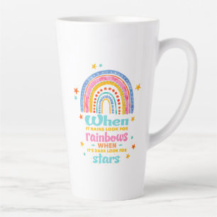 Tasse Latte Quand Il Pleut, Cherchez Les Arcs-En-Ciel