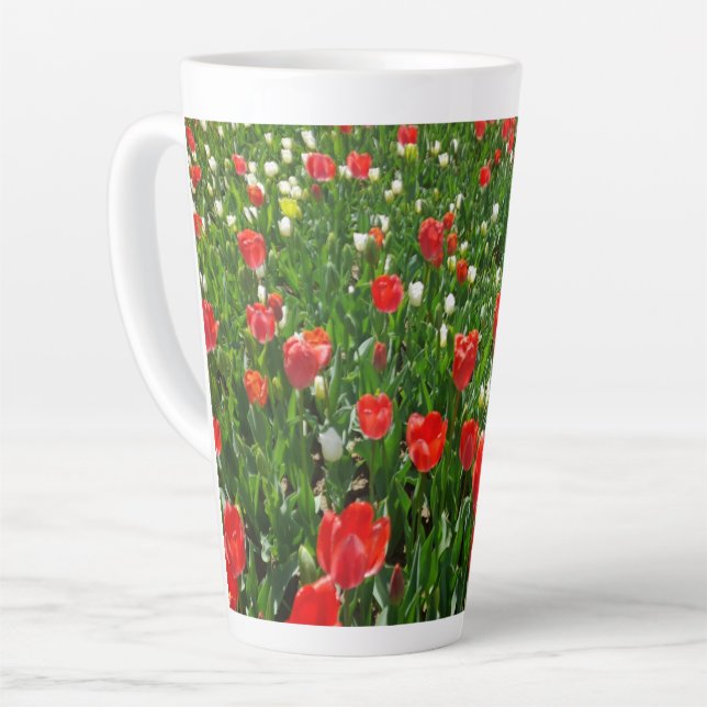 Tasse Latte Red Tulip Flower Field Nature Photographie (Angle gauche)