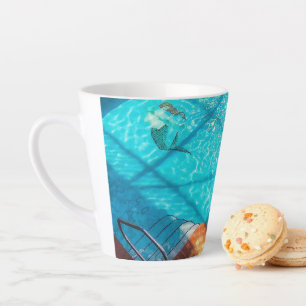 Tasse Latte Sirène dans une piscine