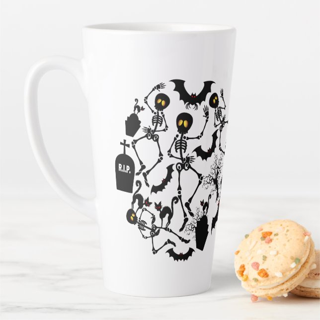 Tasse Latte Skeletons d'Halloween Macabre Dance (En situation)