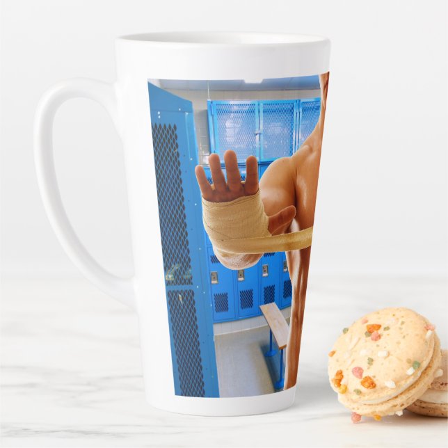 Tasse Latte SlipperyJoe homme musclé abs vestiaire pièce carre (En situation)