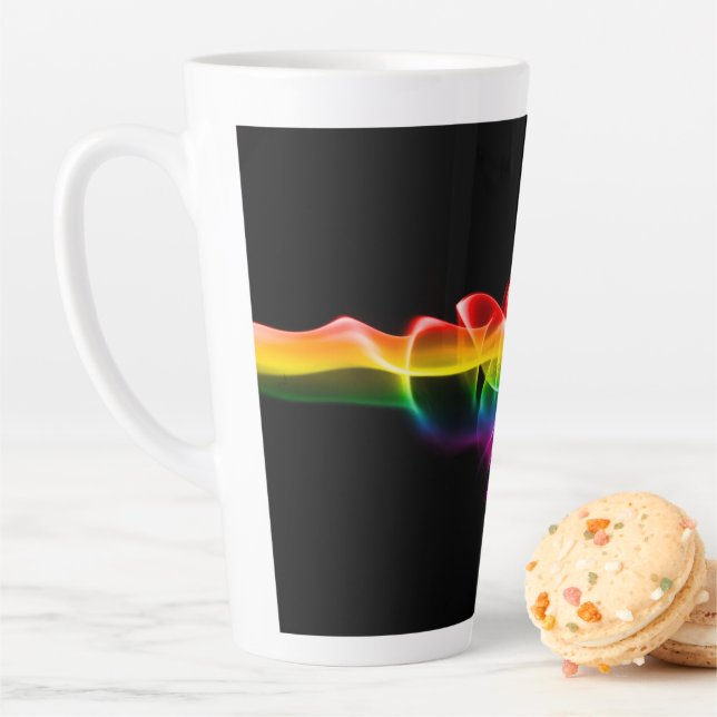 Tasse Latte SlipperyJoe's fumée vif arc-en-ciel célébré (En situation)