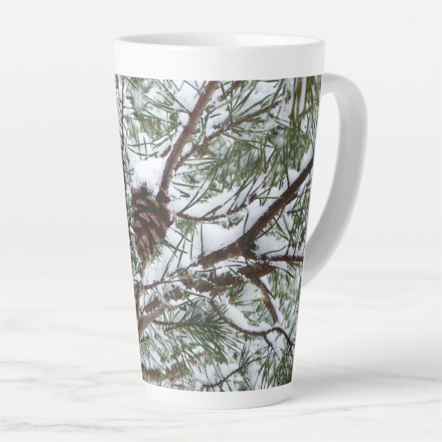 Tasse Latte Snowy Pine Cône II hiver Photographie de la nature (Angle droit)