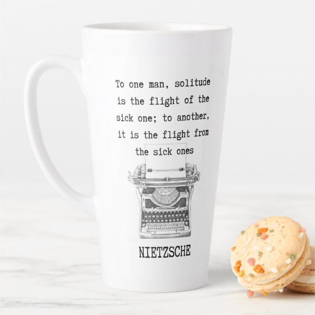 Tasse Latte SOLITUDE citation noir et blanc de Nietzsche (En situation)