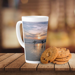 Tasse Latte Surfeurs de Californie au coucher du soleil