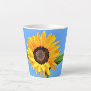 Tasse Latte Tournesol contre soleil sur ciel bleu - été