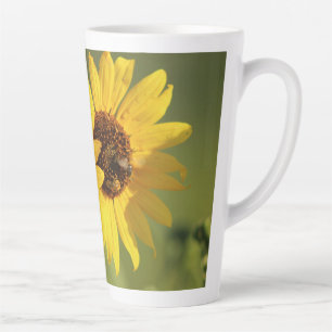 Tasse Latte Tournesols jaunes sauvages et abeilles Photographi