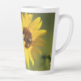 Tasse Latte Tournesols jaunes sauvages et abeilles Photographi