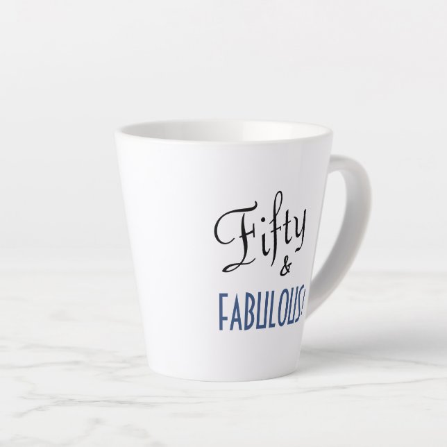 Tasse Latte Typographie de script chic Cinquante et FABULE! An (Angle droit)