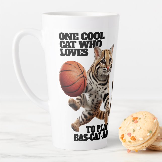 Tasse Latte Un chat Cool qui aime jouer au Bas-chat-ball (En situation)