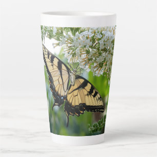 Tasse Latte Un papillon aux ailes jaunes et noires