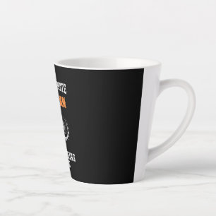 Tasse Latte Un vieil homme ingénieur avec un diplôme d'ingénie