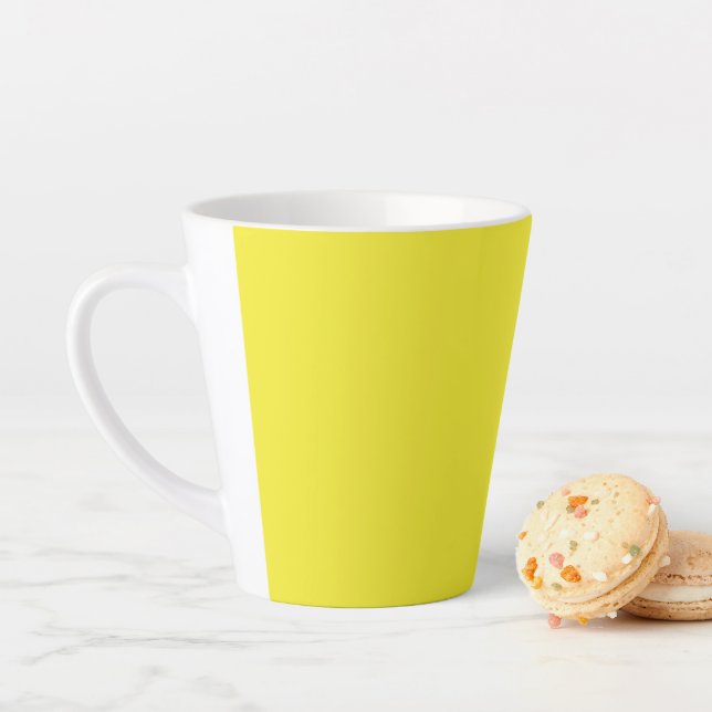 Tasse Latte Vibrant Solid Yellow Background  (En situation)
