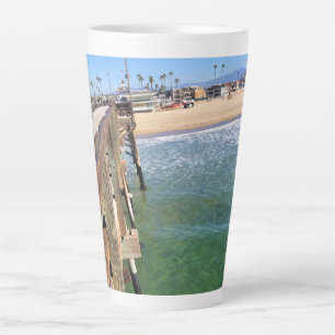 Tasse Latte Vue depuis la jetée, Newport Beach, Californie