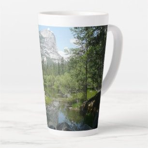 Tasse Latte Vue du lac Miroir dans le parc national de Yosemit