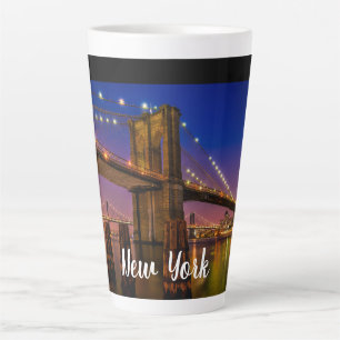 Tasse Latte Vue panoramique nocturne du pont de Brooklyn