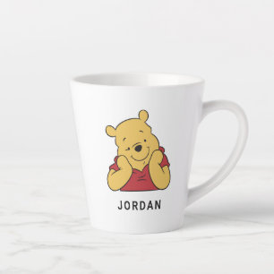Tasse Latte Winnie les mains en l'air souriant