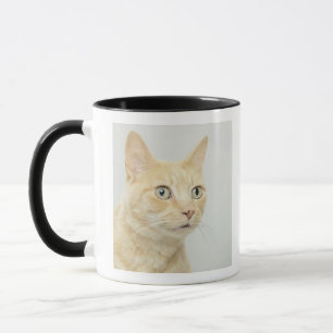 Tasse Le chat avec des yeux s'ouvrent au loin