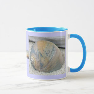 Tasse Le coquillage dans le coucher du soleil colore la