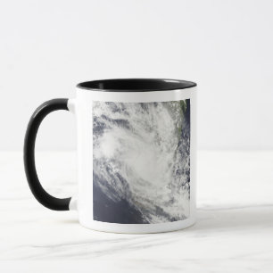 Tasse Le cyclone tropical Fami plane au-dessus du