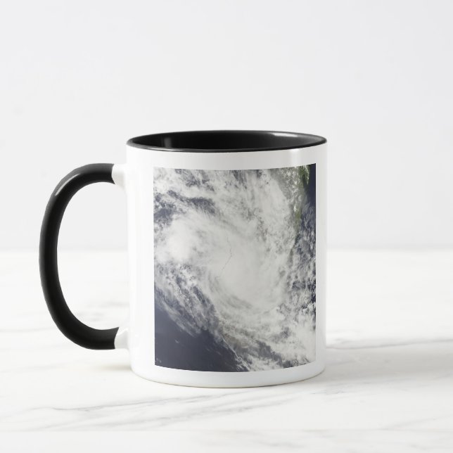 Tasse Le cyclone tropical Fami survole Madagascar (Gauche)