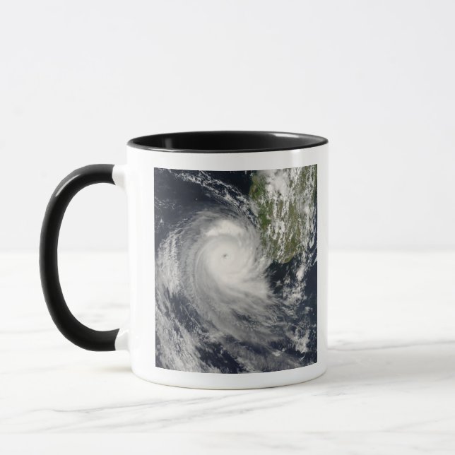 Tasse Le cyclone tropical Favio au large de Madagascar (Gauche)
