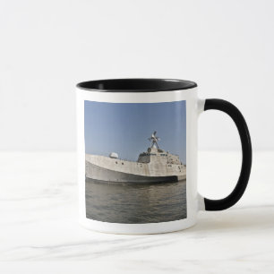 Tasse Le navire de combat du littoral Indépendance en co