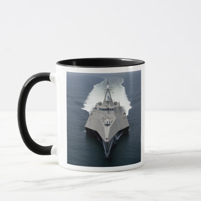 Tasse Le navire de combat littoral Independence (Gauche)