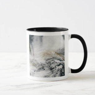 Tasse Le pic de Sarychev traversant la mer d'Okhotsk