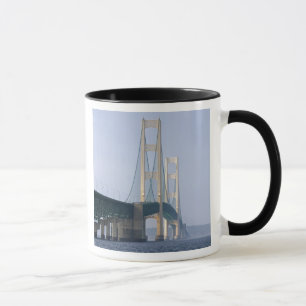 Tasse Le pont Mackinac qui s'étend sur le détroit de
