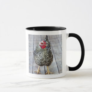 Tasse Le poulet sur la plate-forme en bois, argentent