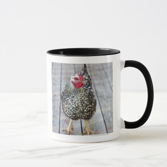 Tasse Le poulet sur la plate-forme en bois, argentent (Droite)
