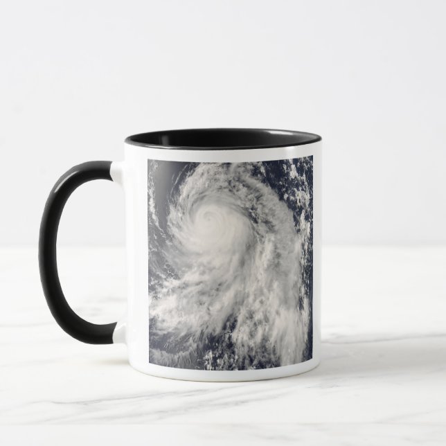 Tasse Le typhon Nakri au large du Japon (Gauche)