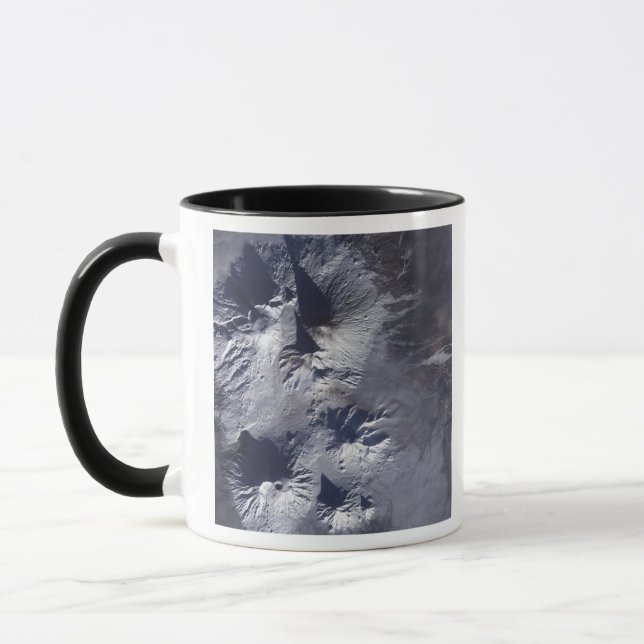 Tasse Le volcan Bezymianny expose un modeste panache (Gauche)