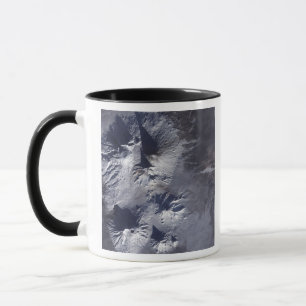 Tasse Le volcan de Bezymianny montre une plume modeste