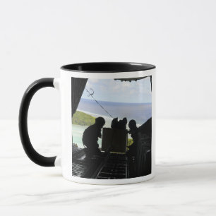 Tasse Les aviateurs sortent une palette de biens donnés