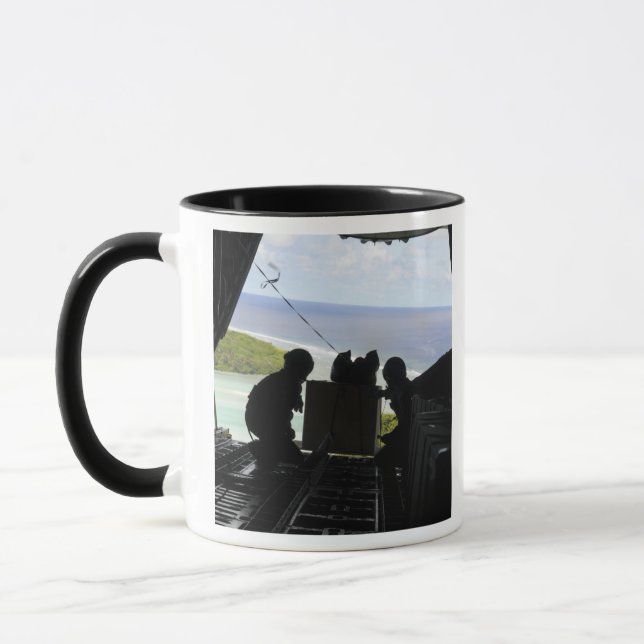 Tasse Les aviateurs sortent une palette de biens donnés (Gauche)