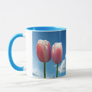 Tasse Les fleurs tulipes dans le ciel bleu