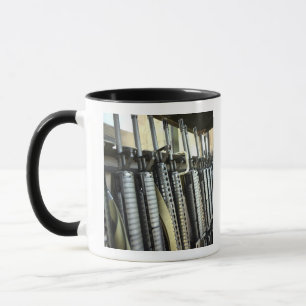 Tasse Les fusils d'assaut sont prêts sur le rack d'armes