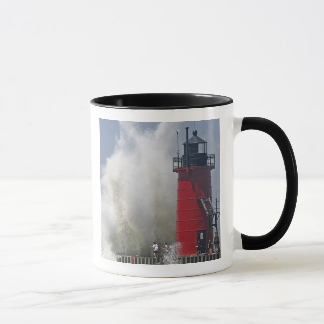 Tasse Les gens sur la jetée regardent de grandes vagues  (Droite)