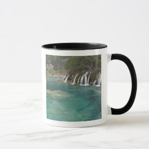Tasse Les gisements minéraux rendent les cascades et les