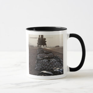Tasse Les marines attachent des charges de traîneau