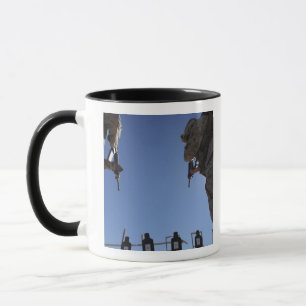 Tasse Les marines changent des magazines au milieu de la